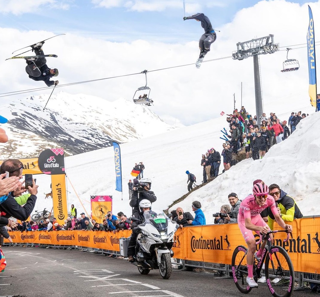 Los esquiadores se “cuelan” en el vídeo viral de la victoria de Pogacar en Livigno del Giro dlvr.it/T7B2Tm @lugaresdenieve