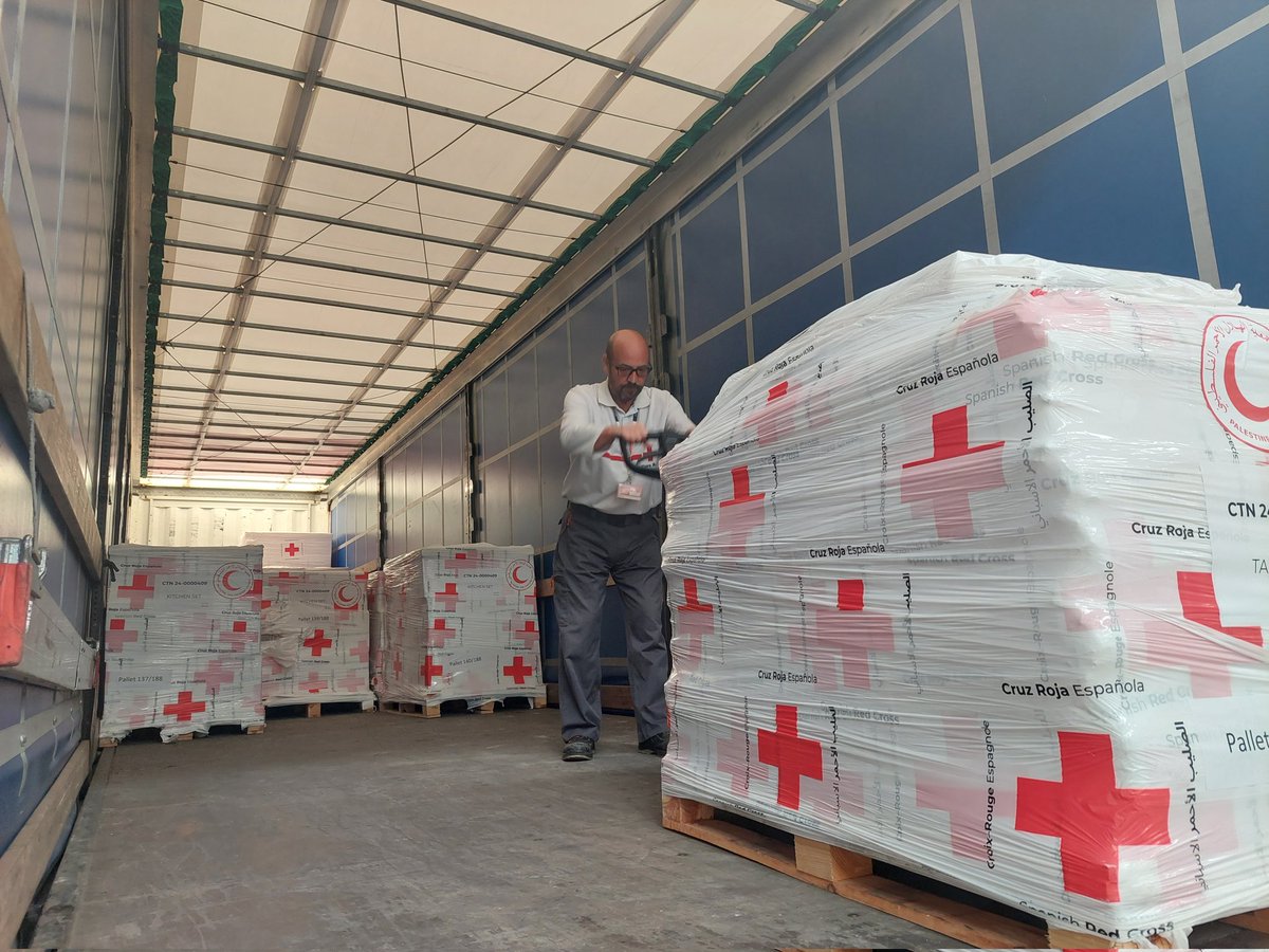 CreuRojaCAT's tweet photo. 👉Enviem des del @PortdeBarcelona 53 tones d'ajuda humanitària a Gaza procedent de tot l'Estat, 11,4 de les quals s'estan carregant des del Centre Humanitari. https://t.co/avCQB74Sz0