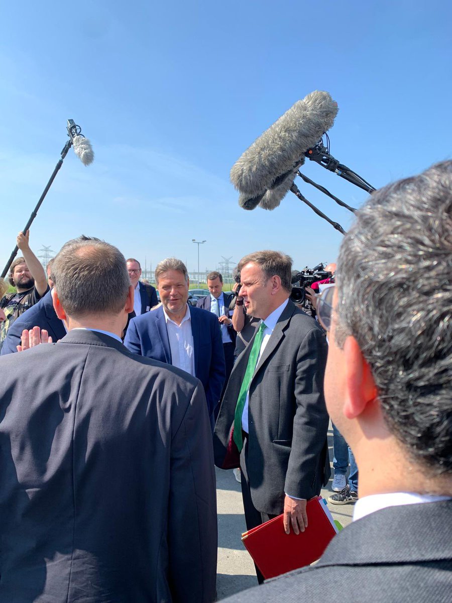 Here in Wilhelmshaven 🇩🇪 with German Vice-Chancellor Robert Habeck and regional ministers and the Mayor to celebrate the breaking of ground for the new 🇬🇧 🇩🇪 NeuConnect electricity interconnector. This is such a great project not just for energy but also for our cooperation!