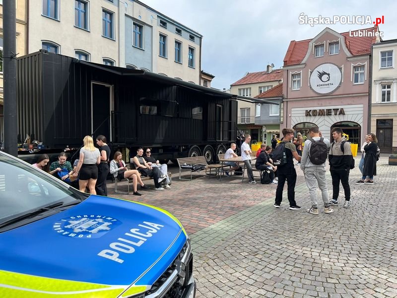 Escapetruck, który zaparkował w Lublińcu przyciągnął wielu sympatyków zagadek i wyzwań. 👍 Szczególnie, jeśli można je było połączyć z bezpieczeństwem i tematyką przeciwdziałania handlowi ludźmi. 🚎 slaska.policja.gov.pl/kat/informacje… @PolskaPolicja