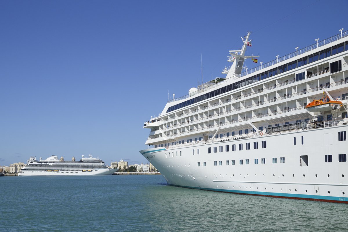 Tres cruceros visitan hoy el Puerto de #Cádiz , CRYSTAL SYMPHONY, VENTURA y SEVEN SEAS SPLENDOR Os dejamos algunas imágenes. #moorings #SevenSeasSplendor #crystalsymohony #ventura #cruiseship @pandocruises @regentcruises @crystalcruises