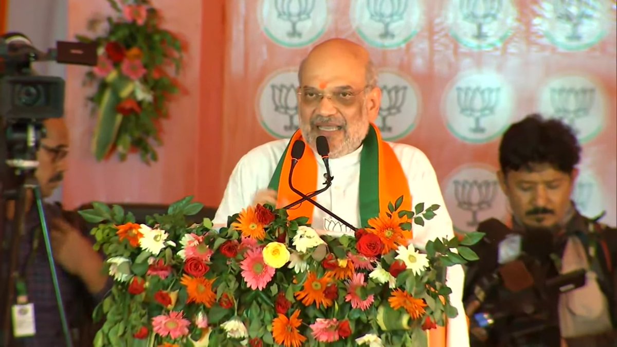 Uproot BJD govt and you will have a son of Odisha as your Chief Minister. Babus have looted Odisha and extorted our lands and mines. These Babus must be reprimanded. - Shri @AmitShah