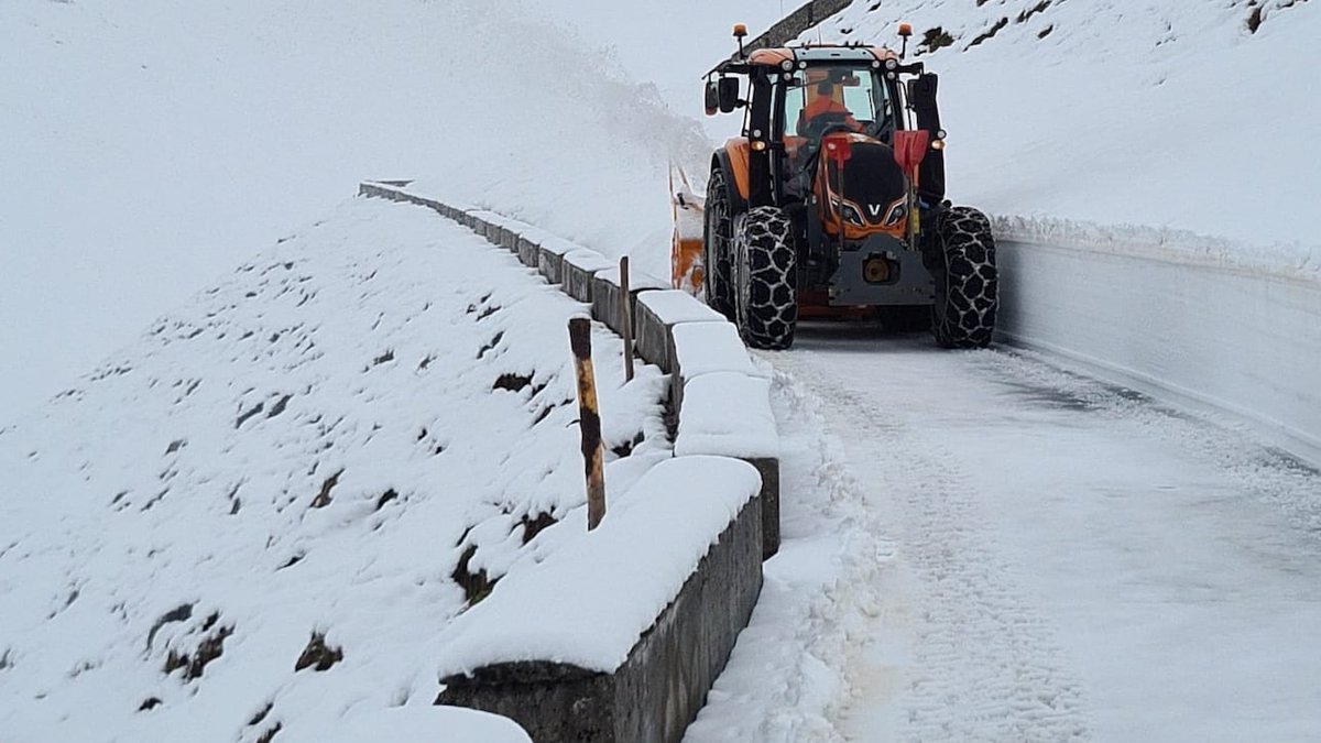 'El Giro no subirá el Umbrailpass, a las faldas del Stelvio,' La organización de la carrera escuchó la petición de los ciclistas de suspender la subida por la nieve, el frío y los riesgos en la bajada. Se recorrerán los últimos 127 kms desde Spondigna. as.com/ciclismo/giro_…