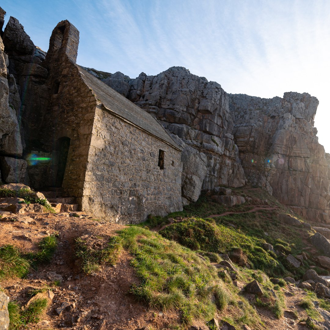 The #PembsCoast is full of hidden historical gems, including the 5th or 6th century hiding place of St Govan 😲 Nestled into the cliffs on the Castlemartin Range, this rocky refuge provided much-needed shelter for St Govan as he hid from persistent pirates 🪨🌊