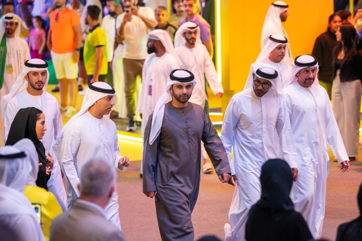 uaesusf's tweet photo. من حضور سمو الشيخ منصور بن محمد بن راشد آل مكتوم، رئيس مجلس دبي الرياضي، و معالي الدكتور أحمد بالهول الفلاسي، وزير التربية والتعليم، رئيس الهيئة العامة للرياضة لتهنئة وتكريم الطلاب الفائزين في الموسم الثاني من #بطولة_الألعاب_المدرسية https://t.co/0Qtu6W1pIt