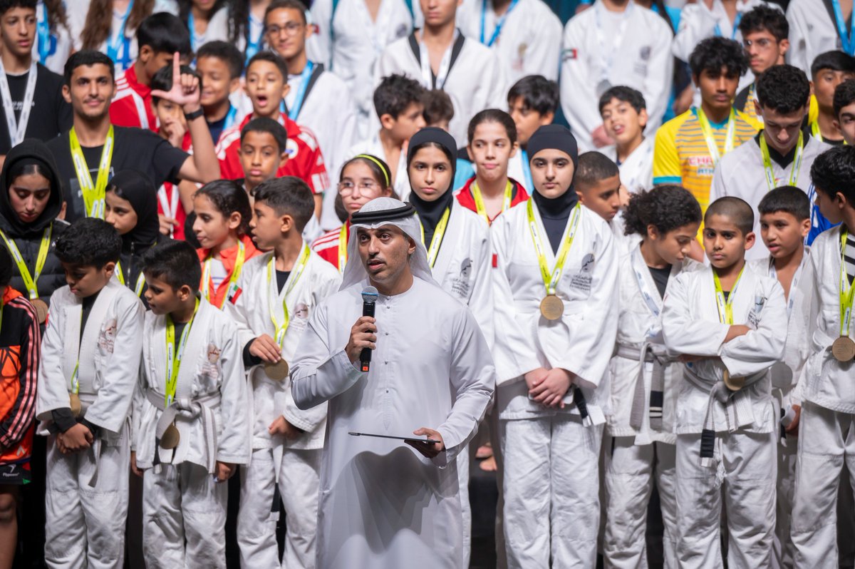 uaesusf's tweet photo. من حضور سمو الشيخ منصور بن محمد بن راشد آل مكتوم، رئيس مجلس دبي الرياضي، و معالي الدكتور أحمد بالهول الفلاسي، وزير التربية والتعليم، رئيس الهيئة العامة للرياضة لتهنئة وتكريم الطلاب الفائزين في الموسم الثاني من #بطولة_الألعاب_المدرسية https://t.co/0Qtu6W1pIt