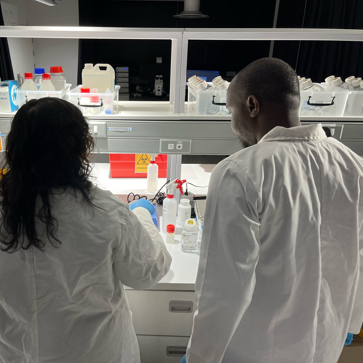 We are hard at work preparing for microscopy experiments with our first international visiting researcher in the AMI Imaging Centre! 🇳🇬🌍 #microscopy #africa #science #openscience #sampleprep @AjiboyeEbeneze4 @NaidooViantha