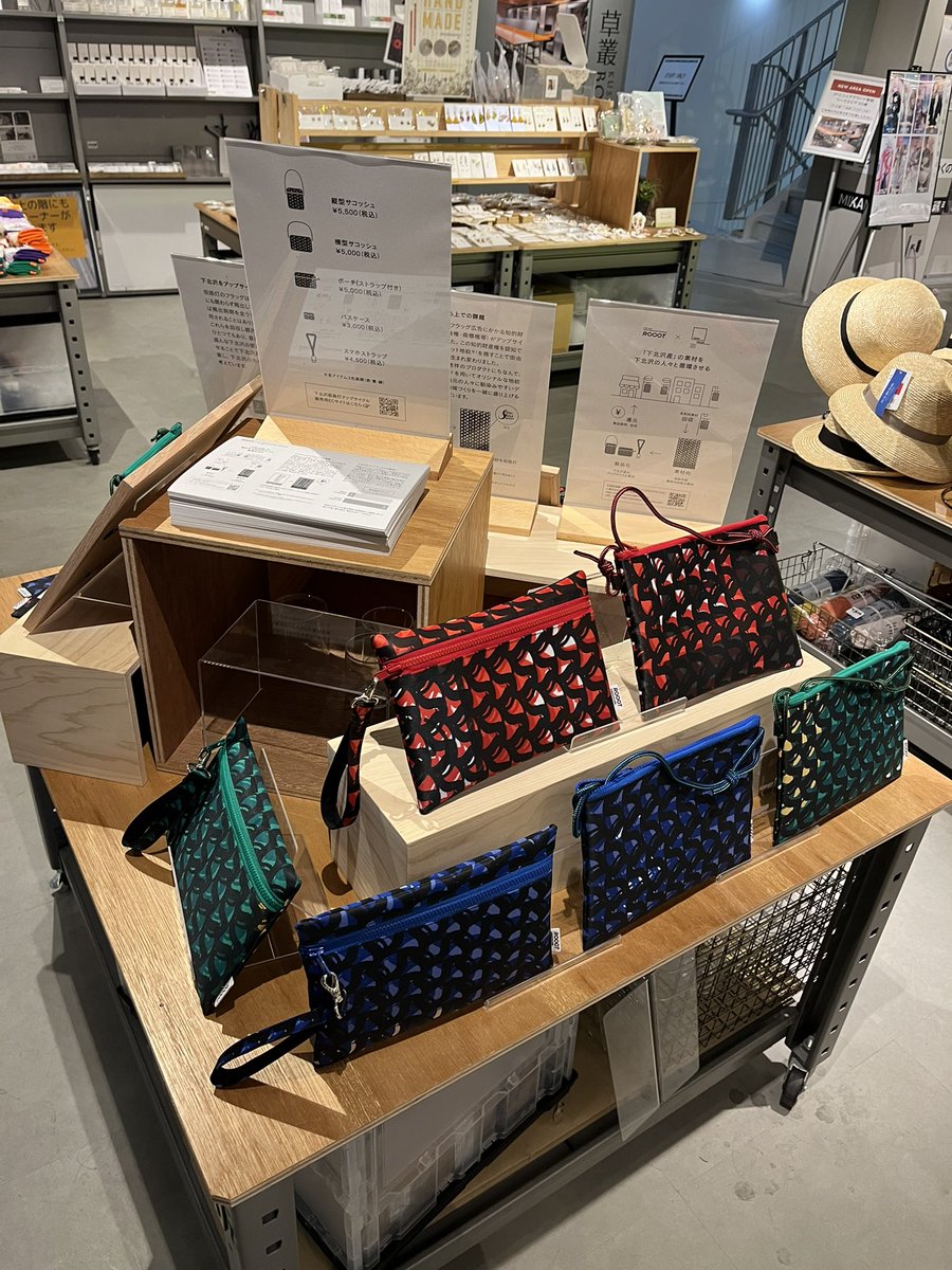 mikan_shimokita's tweet photo. 破棄されてしまう街路灯フラッグを使用した下北沢産新素材のサコッシュやポーチは #ミカン下北 の #TSUTAYABOOKSTORE でお手にとってご覧いただけますよー!
下北沢のロゴをモチーフにした柄がクール!🕺🏻
いつも使っていますがかなり丈夫です💪🏻
#ROOOT
#PAPERPARADE https://t.co/xcqQLiaYPA