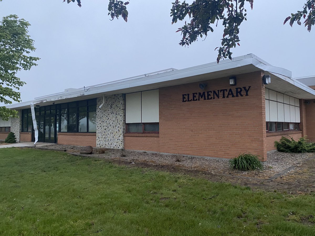 BlakeHansen19's tweet image. Sporadic tree damage on the grounds of Morley-Stanwood Community Schools. 

One particular pine uprooted, some minor roof/siding damage at the elementary school. @NWSGrandRapids