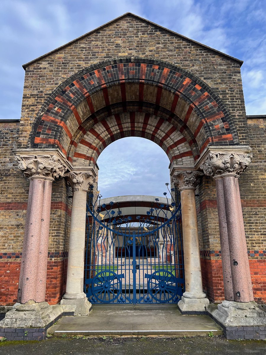 Have you discovered the Woolwich Garrison church yet? Plan time this Sat 25th to explore this incredible historical venue, hosting an artisan market curated by @corner_96 & a relaxed day of mooching & picnics. #Se18 #Woolwich #HistoricWoolwich @VisitGreenwich @BoppinBunnies