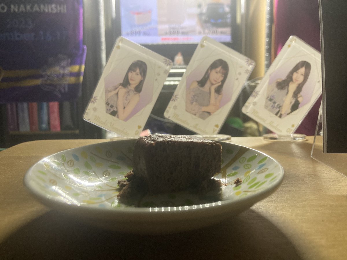 O0At6mHhpLCQTg7's tweet photo. お母様の誕プレと母の日のプレゼントでガトーショコラあげたけど少し分けて貰った😆
フワッフワとろっとろのガトーショコラ😆
めっちゃおいちぃー😆
チャイと組み合わせたらめっちゃ最高だな😆
#THALAB
#ガトーショコラ
#秋元真夏
#正直さんぽ https://t.co/n0yDeU9BKy
