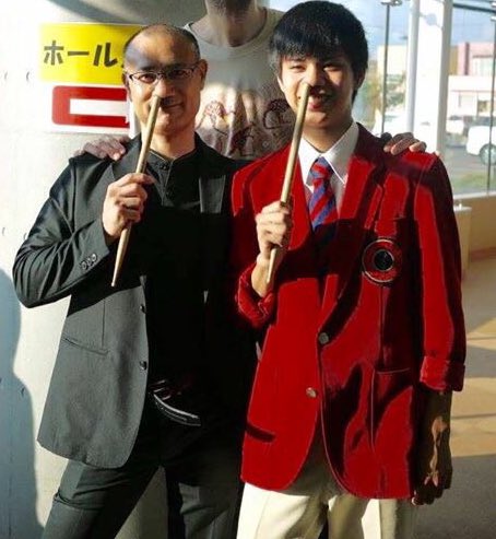 KAWA_drum's tweet photo. 家でソフトモヒカン、角刈りのカット方法を見てる父は何を目指してるのだろう。

そんな父は坊主。
そして美容師でも理容師でもない。 https://t.co/QxfqZ0LGFX