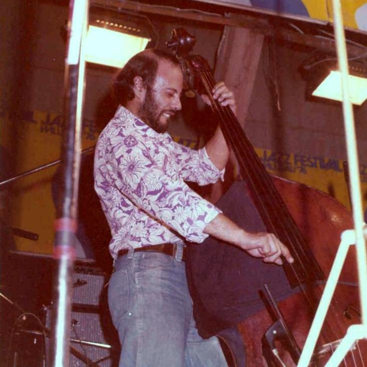 Harry Miller. 
Willisau 1976. 
Photo by Riccardo Bergerone. 
Listen to Harry here:
shorturl.at/cqpmq
shorturl.at/hHZwq
shorturl.at/cdd4A
#Jazz #JazzRock #FreeJazz #Bassist