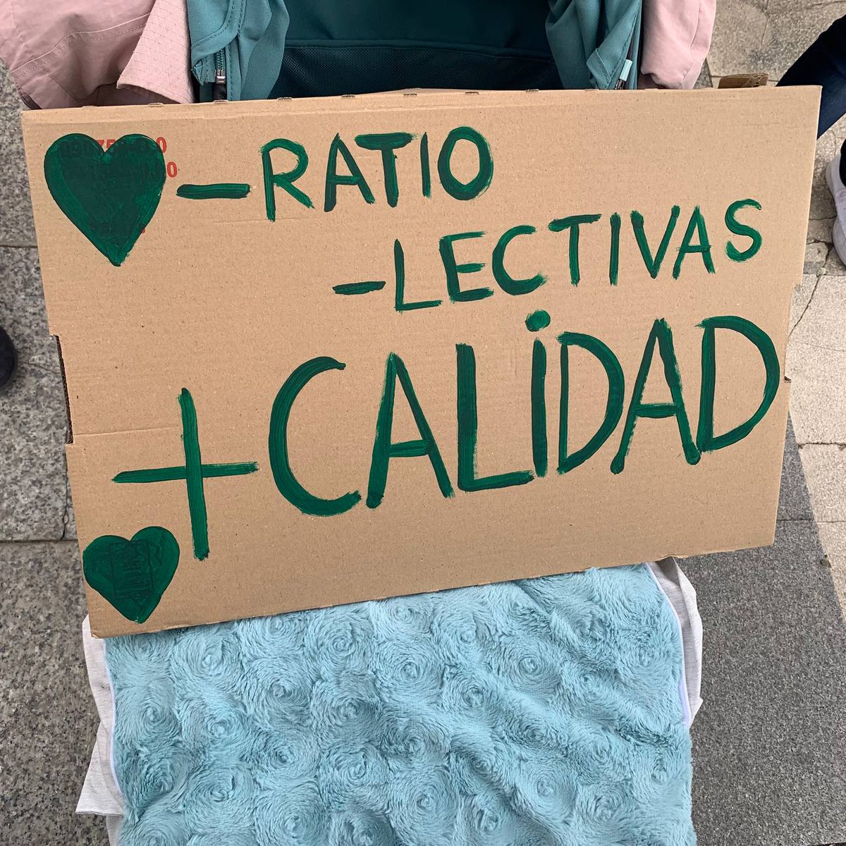 MasMadridAlcala's tweet photo. No hay Pleno municipal en el que algún colectivo de la ciudad no tenga alguna reivindicación. Hoy, el profesorado de la pública se manifiesta por sus derechos y la calidad de este servicio.

El Gobierno del PP de Alcalá y Ayuso hacen aguas y gobiernan de espaldas a la ciudadanía. https://t.co/Ryt9radMIh