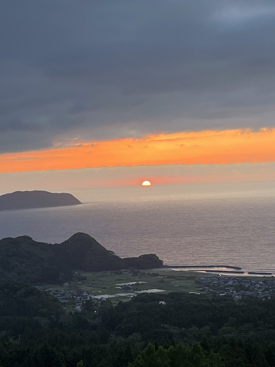 take25evo's tweet photo. 北陸道下り　杉津PA
茜色に染まった夕日が段々と沈んで行き陽が落ちた後に辺りが明るくなった不思議な時間だった https://t.co/pbpgvkr1Ft