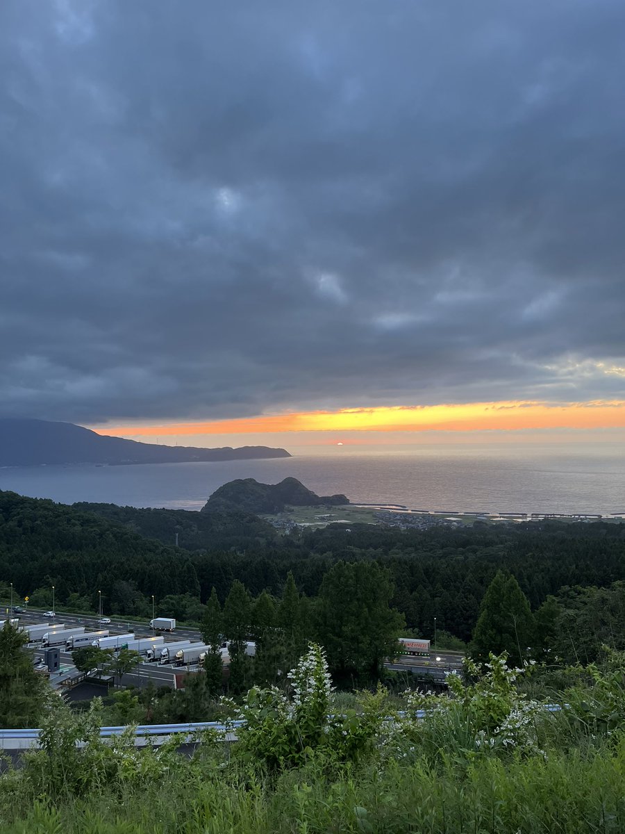 take25evo's tweet photo. 北陸道下り　杉津PA
茜色に染まった夕日が段々と沈んで行き陽が落ちた後に辺りが明るくなった不思議な時間だった https://t.co/pbpgvkr1Ft