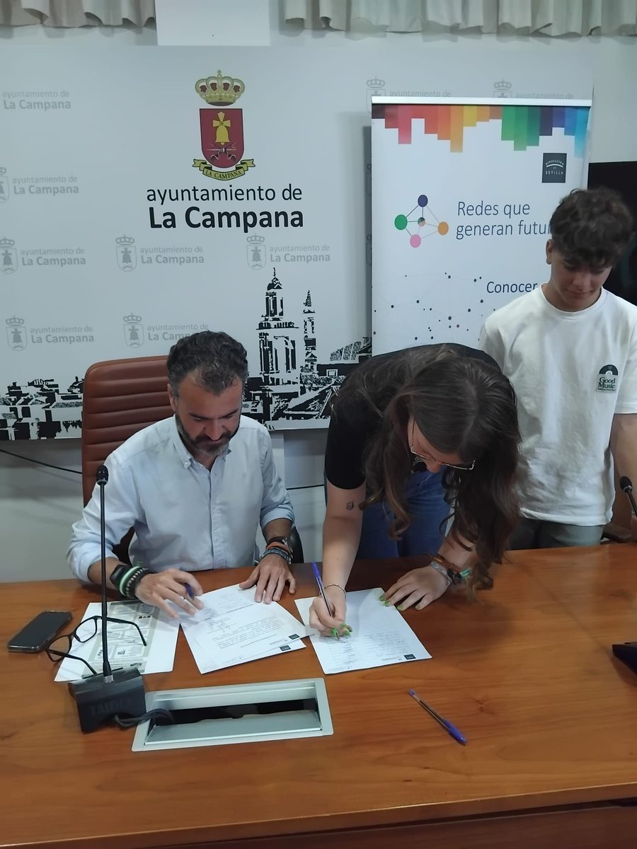 En una sesión de pleno extraordinaria, los participantes de 4º de ESO del IES La Campana, acompañados de sus profesores y el ADJ, expusieron las medidas para combatir el cambio climático en su pueblo.buff.ly/3QNKHuI