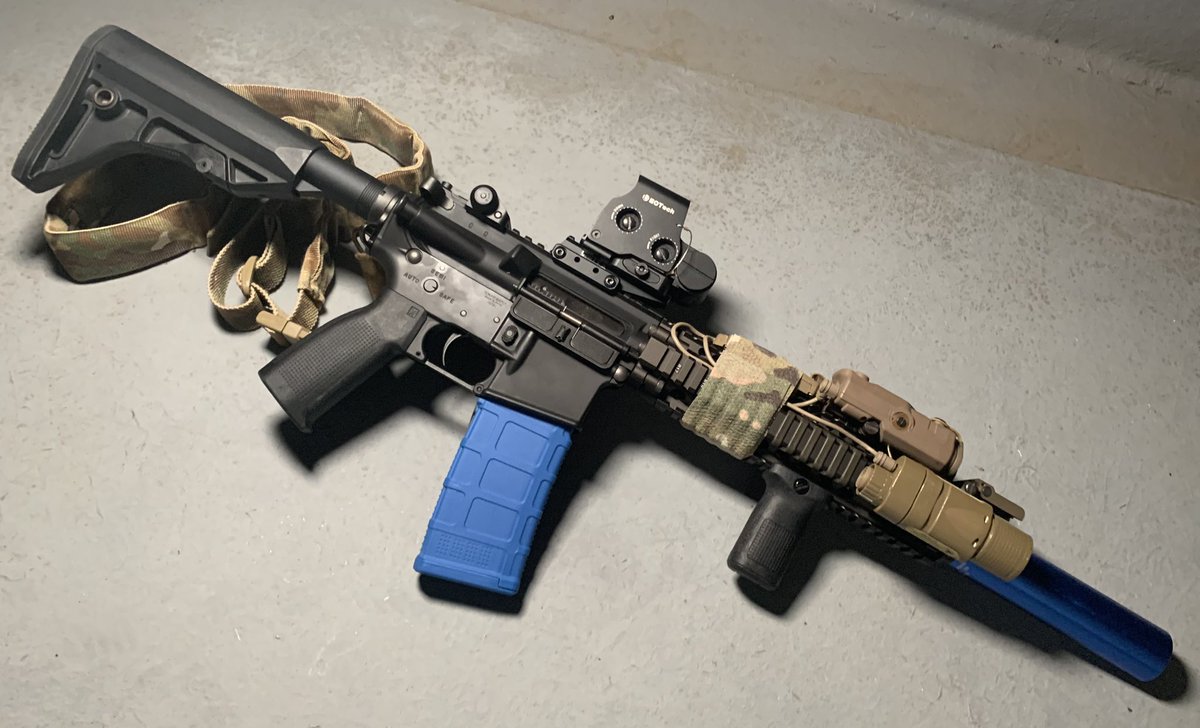 yu07ki29's tweet photo. 青いマガジン買っちゃった！

@MIL_FREAKS でラスト1だった。

それは買っちゃう。しょうがないと自分に言い聞かせてる。 https://t.co/ZLsLIfhjTj