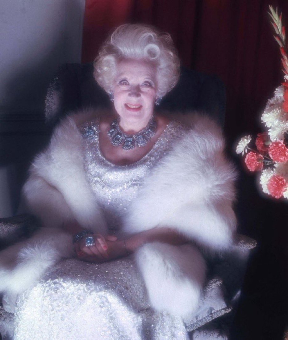 Barbara Hamilton Cartland (9. Juli 1901- 21. Mai 2000) war die bedeutendste britische Autorin von Liebesromanen im 20. Jahrhundert. Sie verkaufte über eine Milliarde Bücher und brachte zwanzig Jahre lang alle 14 Tage einen Roman heraus.