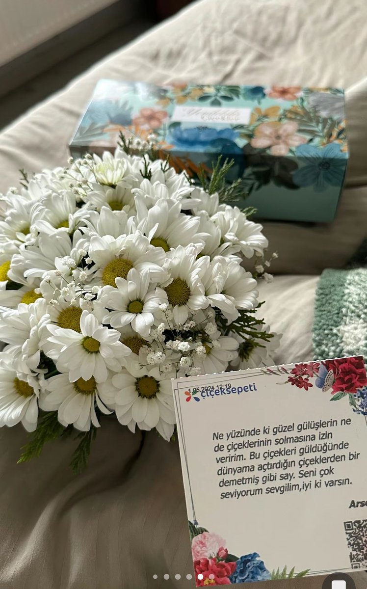 ulanburki's tweet photo. aşk cidden böyle bişey mi ? https://t.co/VUfimLen5n