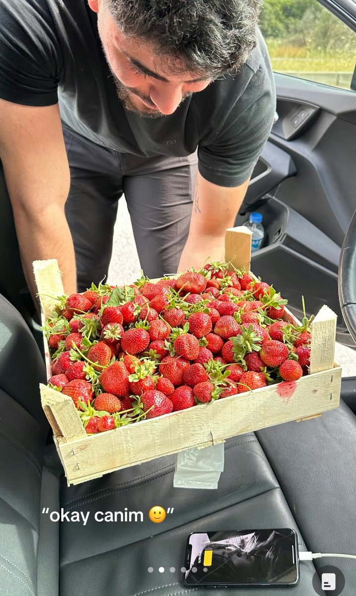 ulanburki's tweet photo. aşk cidden böyle bişey mi ? https://t.co/VUfimLen5n