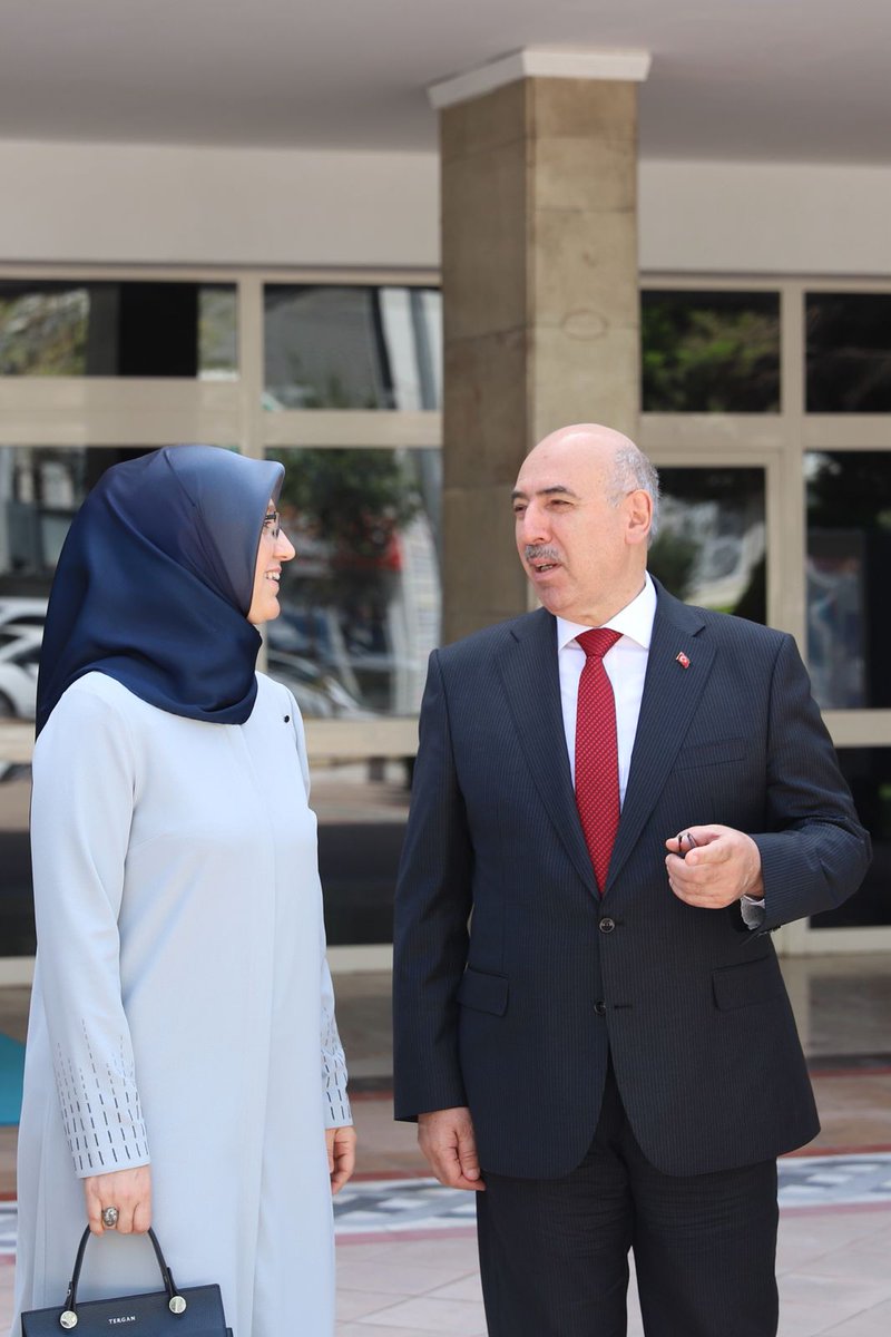 Manisa Celal Bayar Üniversitesi Rektörü Prof. Dr. Rana Kibar, Rektör Yardımcısı Prof. Dr. Ahmet Çetin ve Genel Sekreter Öğr. Gör. Erhan Doğan, #universitemDEU Rektör V. Prof. Dr. Mahmut Ak'ı ziyaret ettiler. Yükseköğretim gündemine yönelik görüşmelerin sağlandığı buluşmada,