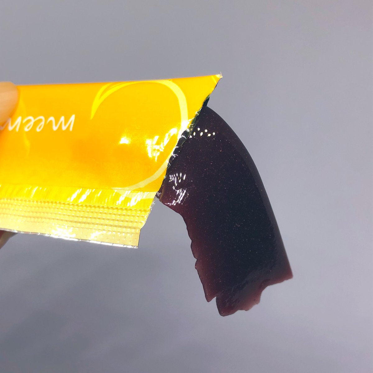 oteoteiotei2's tweet image. meemo ミーモ ボディケア ゼリー 
#使用レビュー

ザクロ＆カシス味の種類が入っていて飲み分ける珍しいタイプです。
この類の商品の中でも一段とコンパクトなサイズ感でミニバッグ等にも入れやすいです。
１包あたり約6kcalなのでダイエット中も気にせず継続できそう⭕️