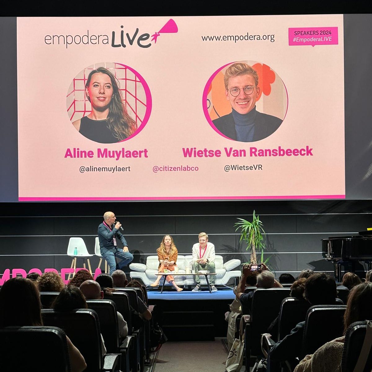 📣“Hay más de un millón de personas que han podido participar en su democracia, y eso tiene un gran impacto tangible”, <a href="/alinemuylaert/">Aline Muylaert</a> y <a href="/WietseVR/">Wietse Van Ransbeeck</a> nos explican en #EmpoderaLIVE como funciona la plataforma @citizenlabco

No te pierdas, su charla en empodera.org