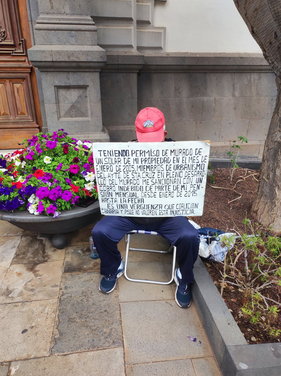 yinyanes's tweet photo. Llevo viendo a este señor delante del ayuntamiento meses, @coalicion es una VERGÜENZA, construir complejos turísticos ilegales bien, poner un techo de chapa en tu propiedad 10000 de multa https://t.co/IxcBhr6Svy