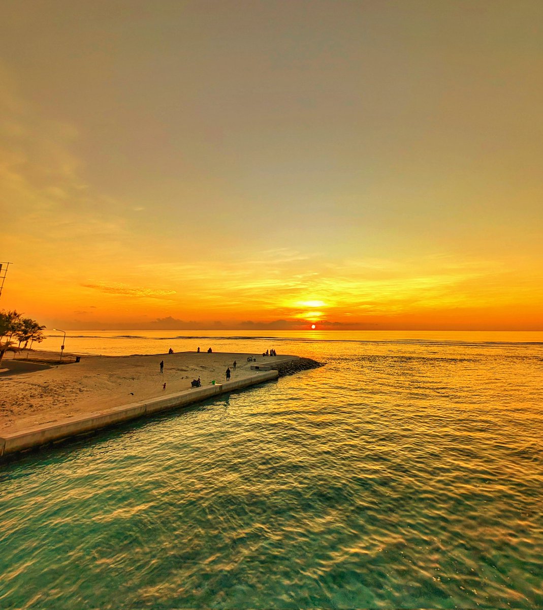 Sunrise @ Hulhumalè Canal Bridge 

#Maldives #visitMaldives #sunset #sunrise #goldenhour #island #photography #travel #Google #TeamPixel #Pixel8Pro