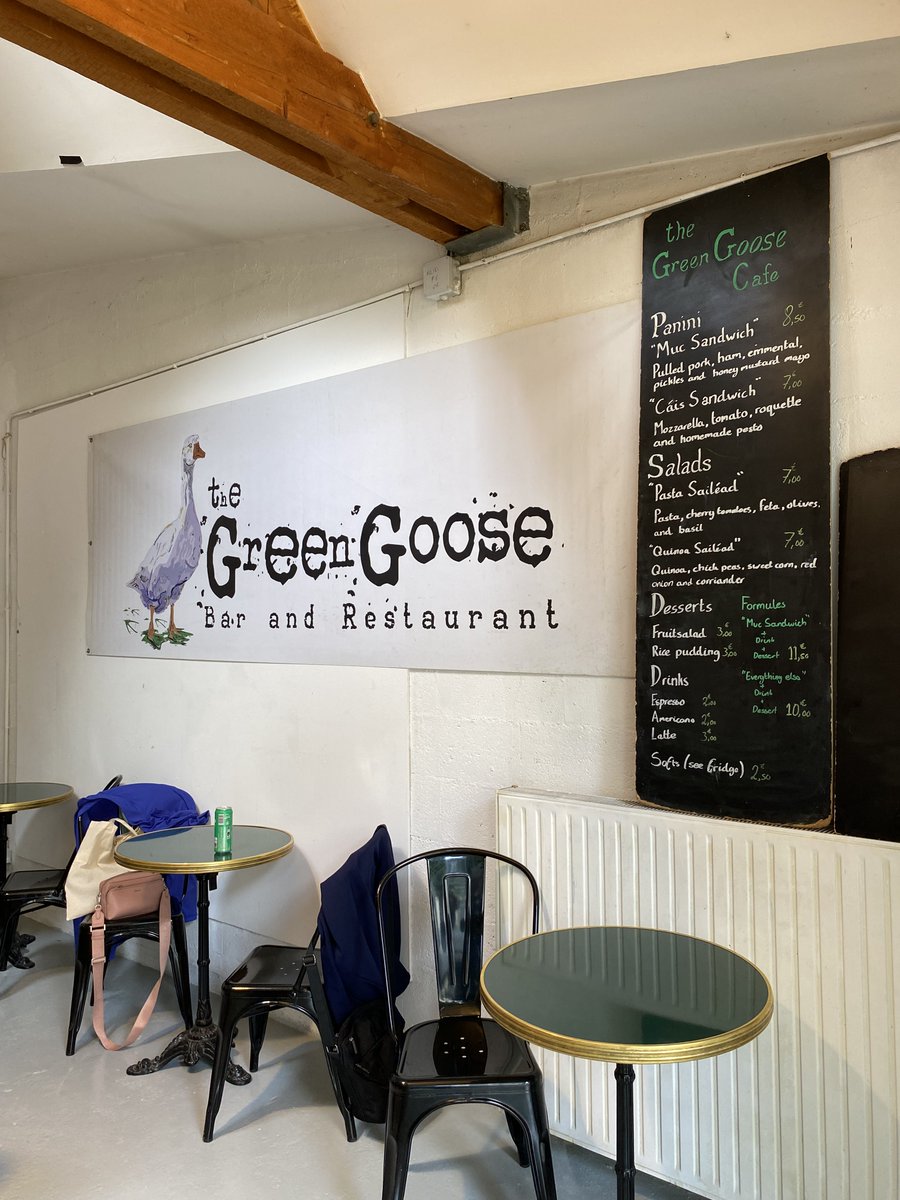 Le Green Goose Café est officiellement ouvert ! Kieran et Arnaud vous accueillent de 12h à 15h, du mardi au samedi, dans l'un des ateliers situés au fond de notre cour. Au menu : paninis, salades, desserts, softs et cafés. Bon appétit ! (CB et cartes restaurant acceptées)