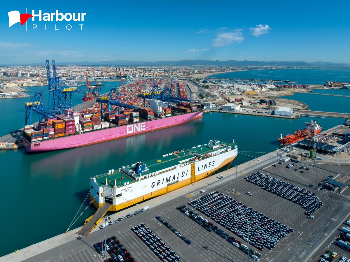 LLovera and Xitá dock, Valencia port. 
harbourpilot.es/wp-content/upl…
#Valenciaport #Port #Shipping #TransportMaritime #PortOperations #GloblaTrade #GlobalShipping #Logistics #SupplyChain #ShipPhotography #MaritimePhotography