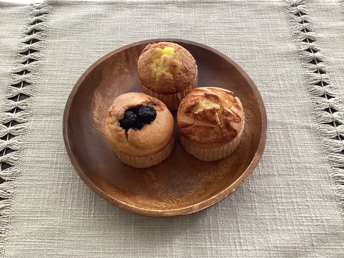NotecafeK's tweet photo. 5月24日よりオンラインにて
米粉マフィンの最終セールを開始します🍽️

お味は人気商品TOP3
・ブルーベリー
・カラメル
・パイナップル

米粉マフィンを食べていただく最後のチャンスとなります🙏
無くなり次第終了となりますのでよろしくお願いします！

https://t.co/rYyC4AaEcR https://t.co/iv6J9gUl85