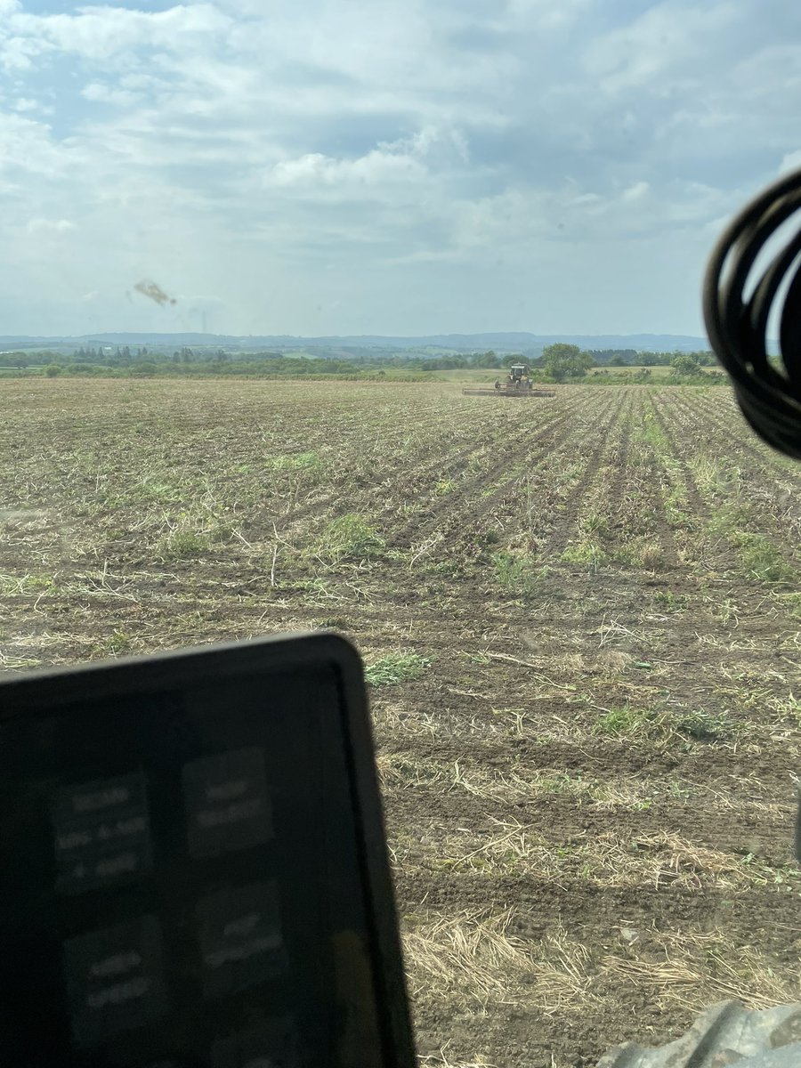 Après le strip-till c’est semis, entre les deux il y a eu un passage de rouleau, les conditions sont bonnes, on verra si la pluie arrive