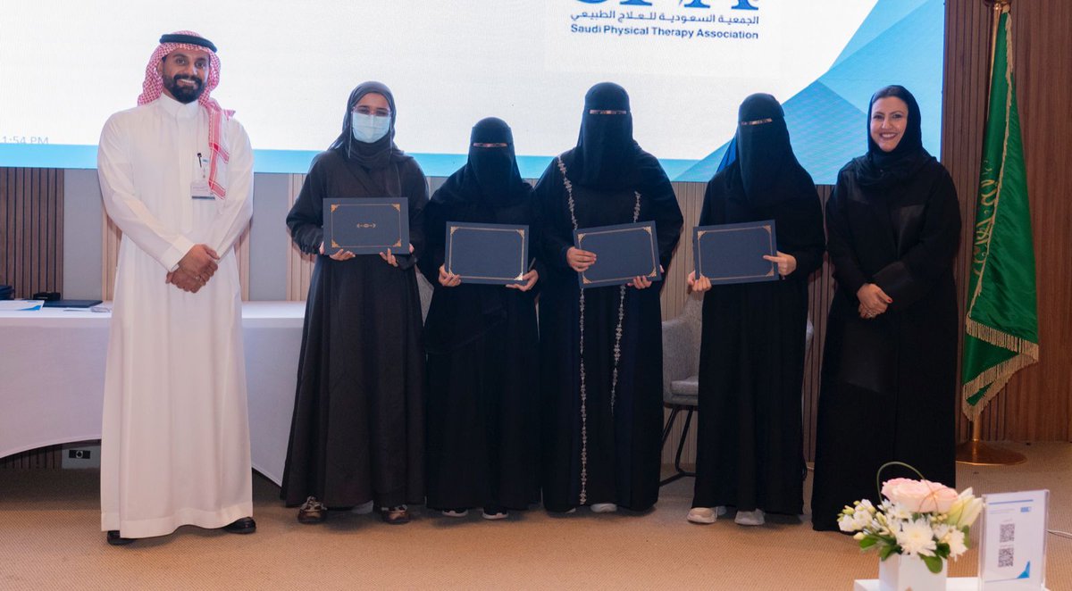 ksu_it's tweet photo. بدعوة من قسم علوم التأهيل الصحي ، شاركت طالبات قسمنا في يوم البحث وتم تكريمهن لجهودهن في تطوير تطبيق TheraSenseلتتبع أداء المرضى أثناء التأهيل باستخدام الذكاء الاصطناعي👏
أروى بن صالح@4arva
لمى المعيلي@LamaAlmuayli
سهام المشوح@scdvrni
دانية العيد@HomoudDanyah
باشراف د.نوره الحماد https://t.co/7SL2eB3FSv