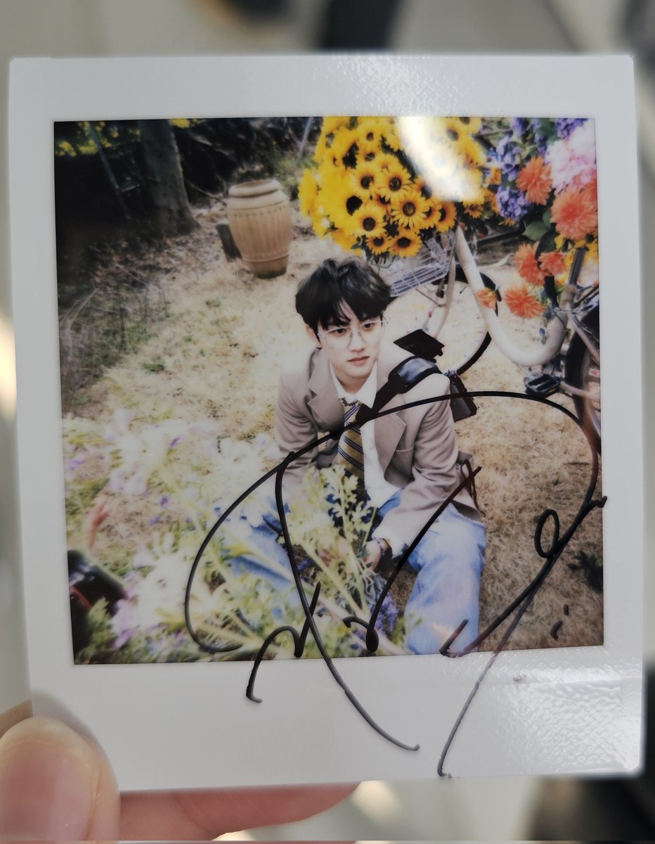 Kyungsoo signed polaroids.....😔