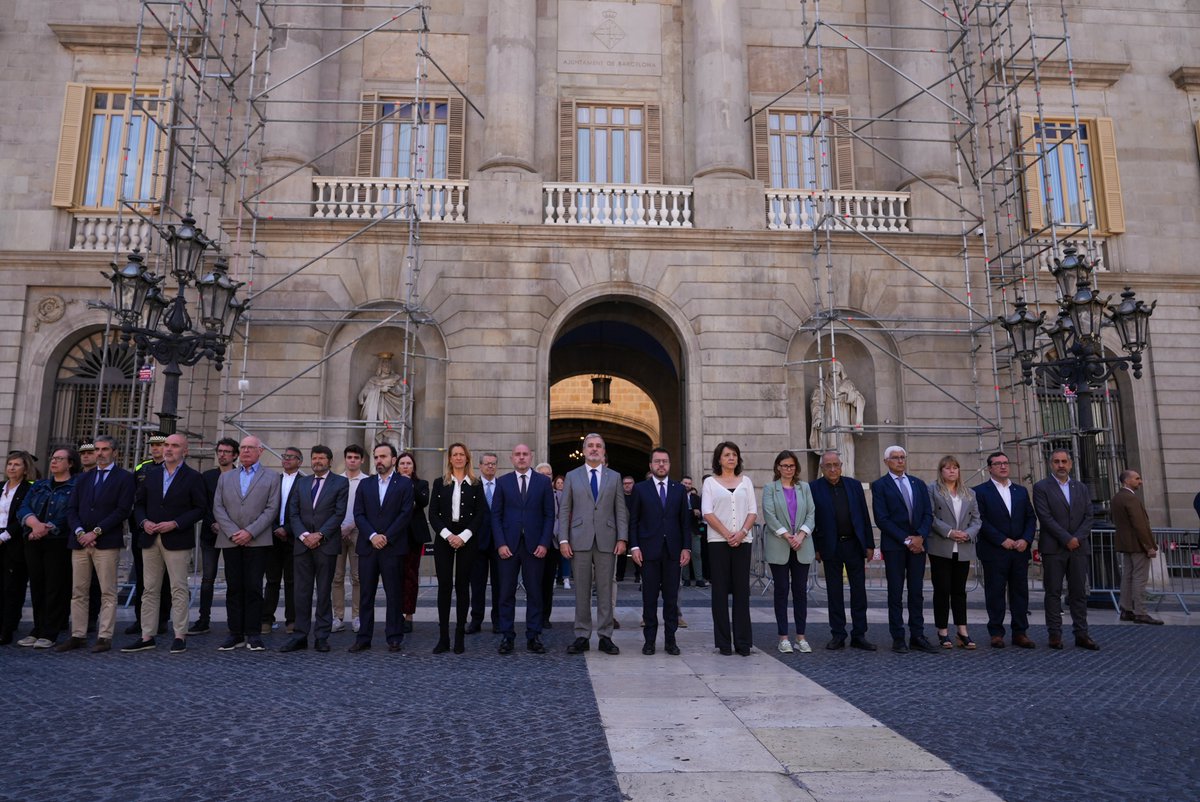 Minut de silenci a la plaça de Sant Jaume en senyal de dol per les víctimes de l'atemptat a la ciutat de Bamian, a l'Afganistan, i a Etiòpia.