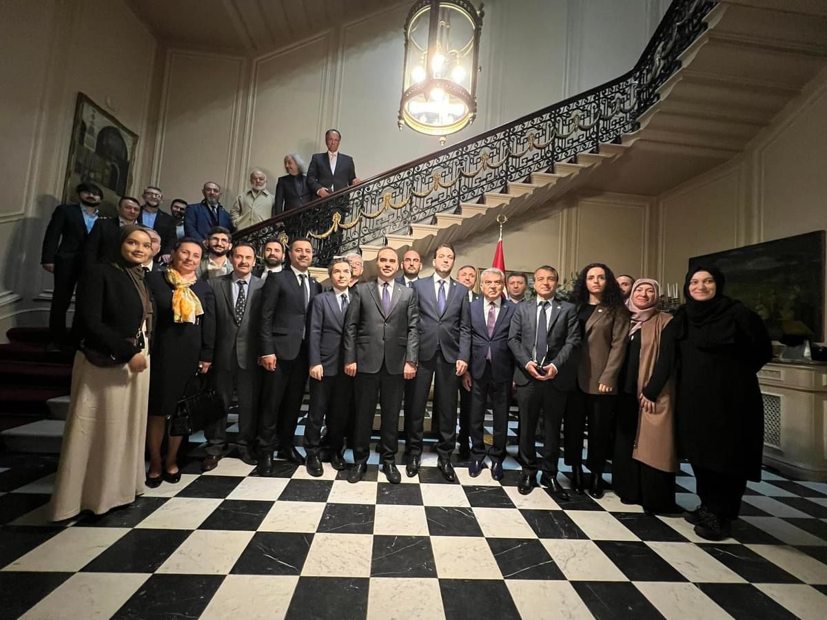 T.C. Sanayi ve Teknoloji Bakanımız Sayın Mehmet Fatih Kacır, Londra ziyaretlerinde Genel Başkanımız Kenan Aslan, MKYK üyelerimiz Hakan Geçol, Elif Cansu Kaba, Erdal Yetimova ve UID İngiltere Bölge temsilcilerimiz ile bir araya geldi. 

#UID #uid20yaşında