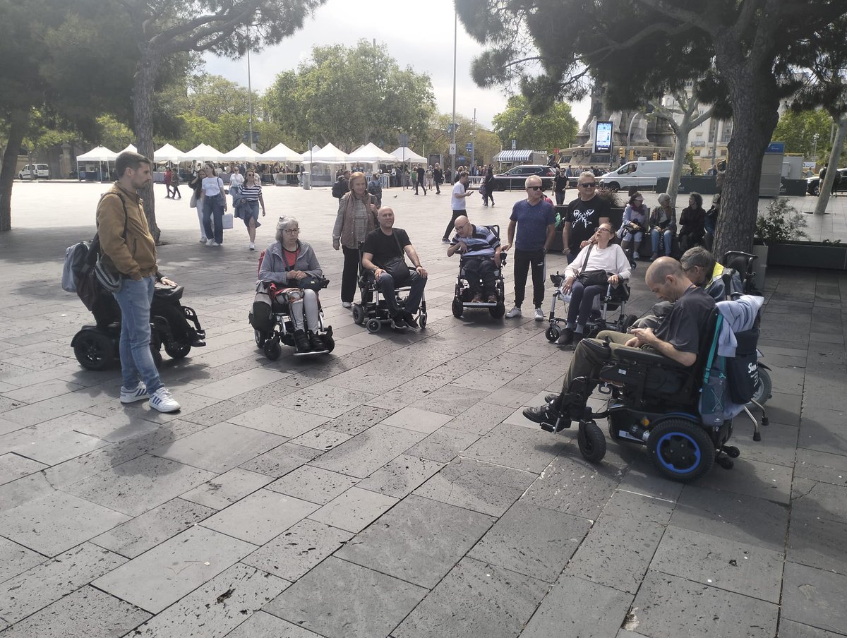 AdfSfeliu's tweet photo. Sortida anual de l’@AdfSfeliu, Can Llovera, voluntaris i persones de l’@ajsantfeliu, vam  visitar el Museu Marítim de Barcelona. Després d'un dinar de germanor al restaurant,  vam fer una volta pel Port Vell. En general tot va anar perfecte! #SantFeliu https://t.co/5QW9yvtR2w https://t.co/mK8QBxZNrc