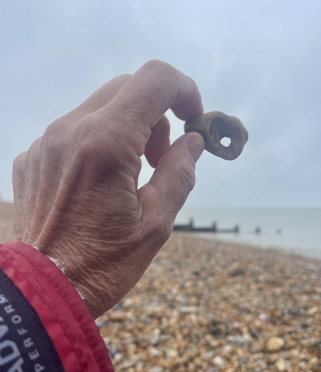 AngelikaHTCG's tweet image. Just 13c in&amp;amp;out 🥶 Friend nearly lost her float, the other friend 🦭 played hide and seek, it rained 💦☔️- thank heavens for our @dryrobe - and I found another #Hagstone #May #LateSpring #wildswimming #beachlife #vitaminsea ♥️ #TuesdayTrivia @bbcsoutheast