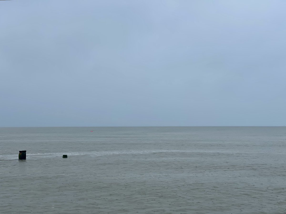 AngelikaHTCG's tweet image. Just 13c in&amp;amp;out 🥶 Friend nearly lost her float, the other friend 🦭 played hide and seek, it rained 💦☔️- thank heavens for our @dryrobe - and I found another #Hagstone #May #LateSpring #wildswimming #beachlife #vitaminsea ♥️ #TuesdayTrivia @bbcsoutheast