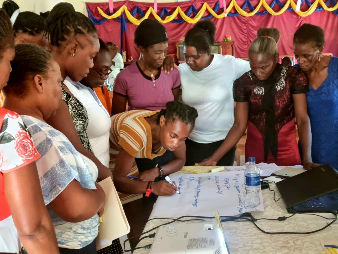 OnusidaHaiti's tweet photo. 🇭🇹 La Colline d’Aquin #Sud. Formation des femmes du secteur communautaire sur les violences basées sur le genre et la prévention du VIH organisée par la vision haïtienne des droits de l’homme(VHDH) @OnusidaHaiti @MsppOfficiel @UNFPAHaiti #SSIAF https://t.co/34ILBZY6GU