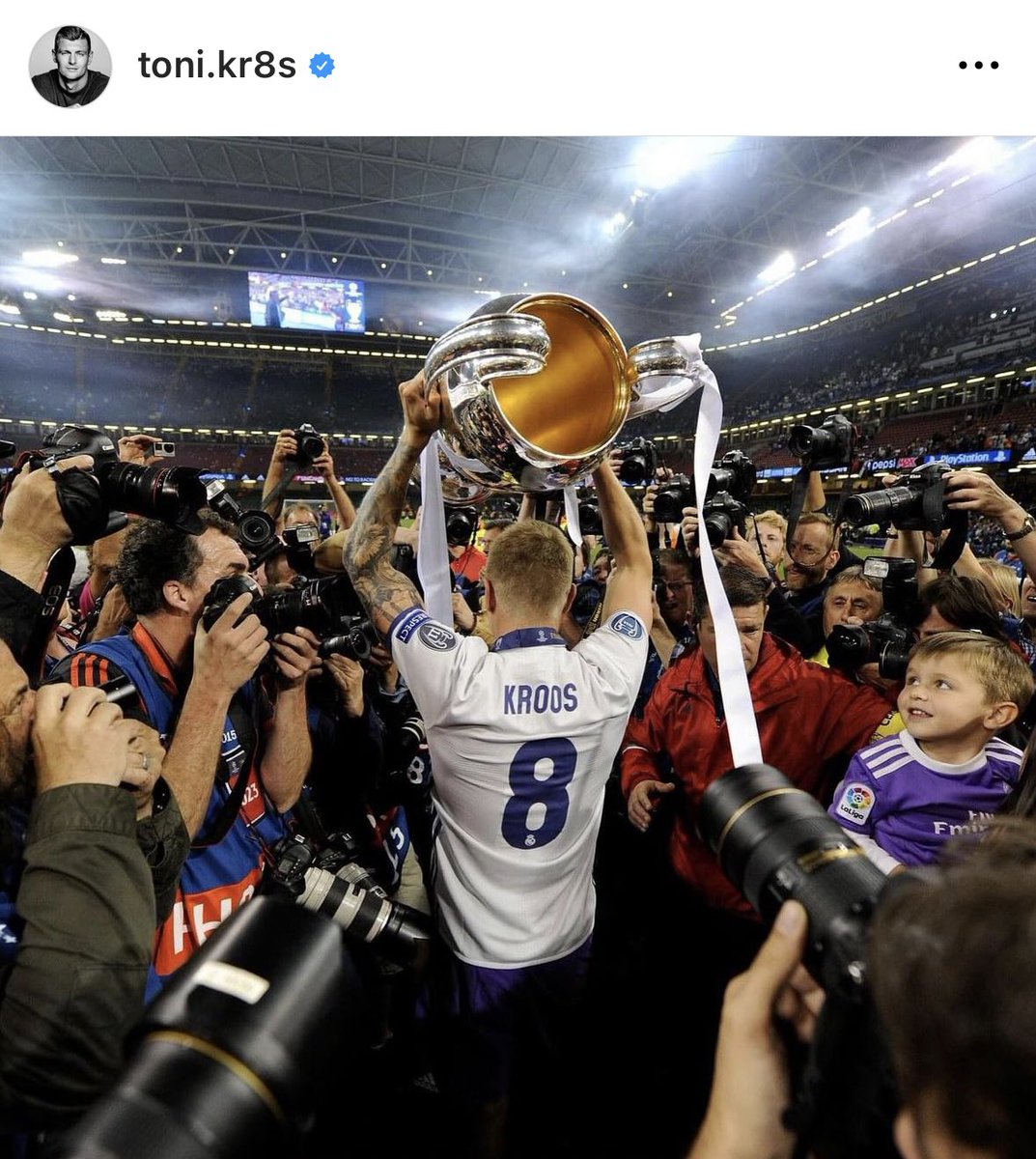 theMadridZone's tweet photo. 🚨🚨💣 TONI KROOS OFFICIAL STATEMENT: 

“July 17th, 2014 - the day of my presentation at Real Madrid, the day that changed my life. My life as a footballer - but especially as a person. It was the start of a new chapter at the biggest club in the world. After 10 years, at the end of the season this chapter comes to an end. I will never forget that insolent successful time! I would particularly like to thank everyone that welcomed me with an open heart and trusted me. 

But especially I would like to thank you, dear Madridistas, for your affection and your love from the first day until the last one. At the same time this decision means that my career as an active footballer will end this summer after the Euro championship. 

As I have always said: Real Madrid is and will be my last club. I am happy and proud, that in my mind I found the right timing for my decision and that I could choose it by my own. My ambition was always to finish my career at the peak of my performance level. 

From now on there is only one leading thought: a por la 15!!! HALA MADRID Y NADA MAS!”