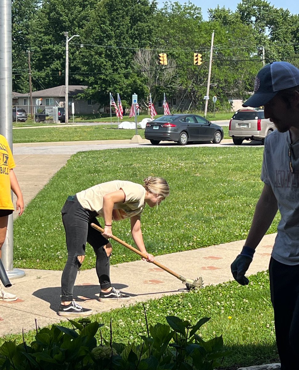 thechuckelem's tweet photo. MHS Senior Community Service Day 2024
The class of 2024 was out and about donating time and talent! They paused on their journey to MHS Graduation to serve at Smith! Thank you, Mrs. Sonnega, and seniors for all  your help!
@MSDMartinsville 
@ArtesiansUnited https://t.co/CvuMdDCIOY