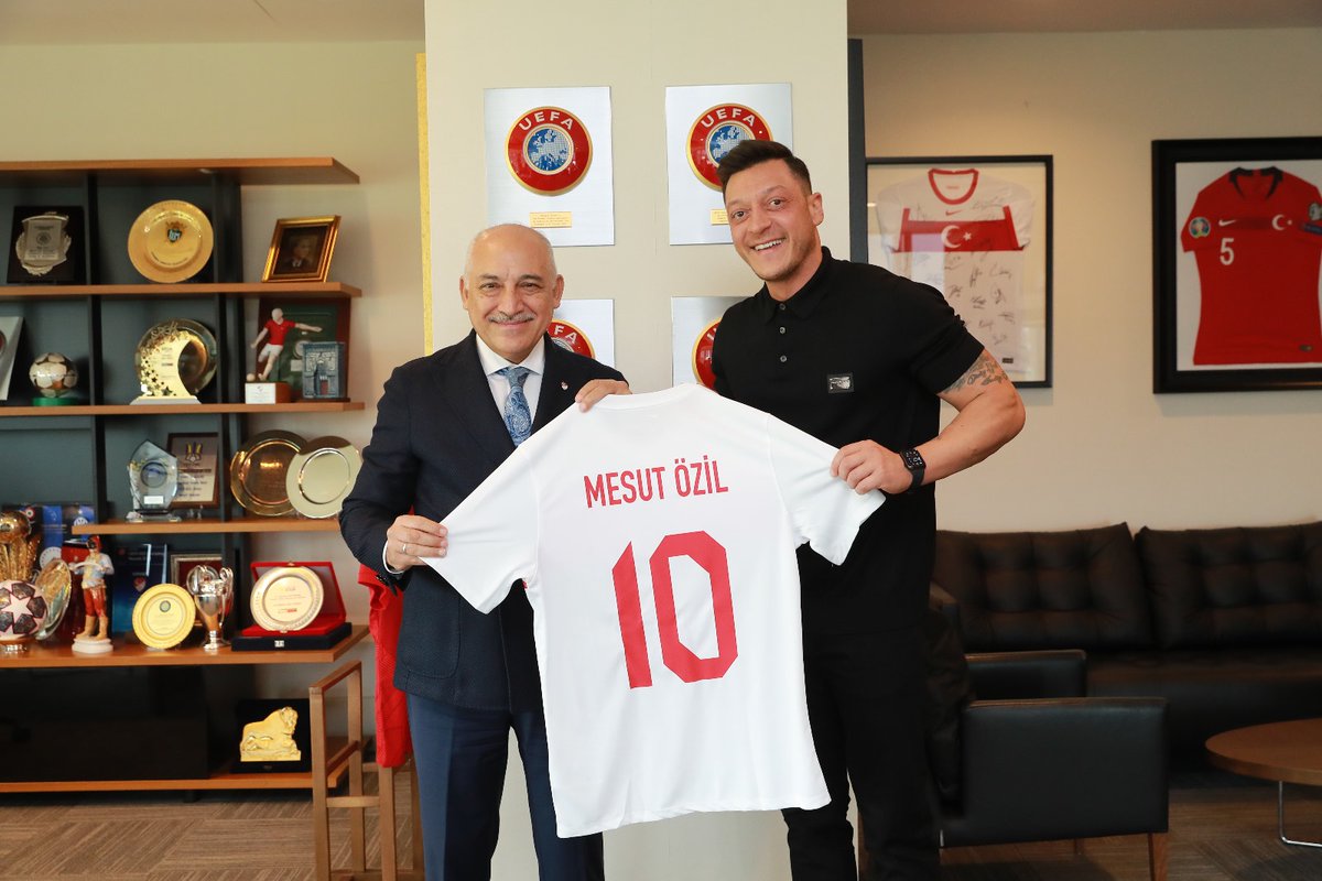 TransferWeb1's tweet photo. Mesut Özil, TFF Başkanı Mehmet Büyükekşi'yi ziyaret etti. https://t.co/rg9UMEQfdD
