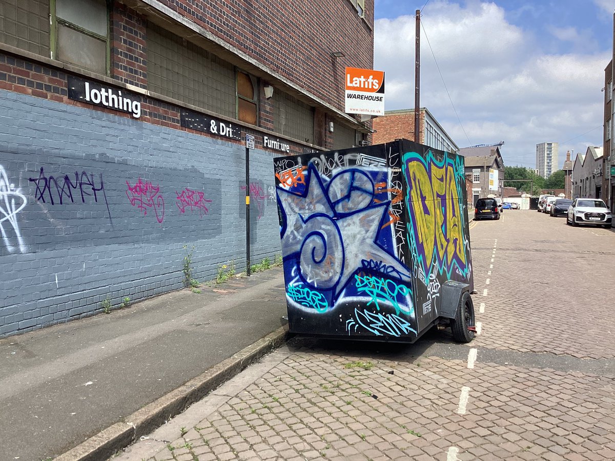 Trailer which has been here for over a year, now falling apart, and being used as an impromptu public convenience.

It does not come under the category of abandoned vehicle.

@BCC_Help @BhamCityCouncil 
Located near entrance to Latiffs’ on Pickford St. #BordesleyAndHighgateWard