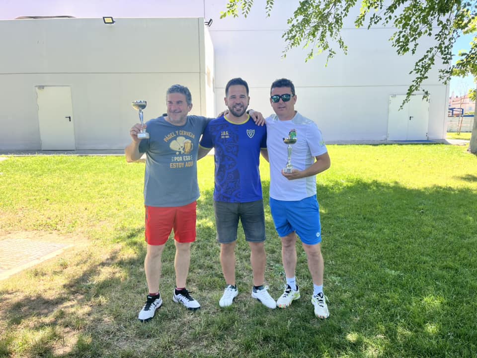 🥇🥈 Este sábado en el Polideportivo mcpal se celebró un partido amistoso en honor a Javi y Blasco (equipo 'Calle Real'), campeones de la Liga de Pádel 22/23, así como a los subcampeones, David y Luis (equipo 'Team Luda'). #SienteGines #GinEsDeporte