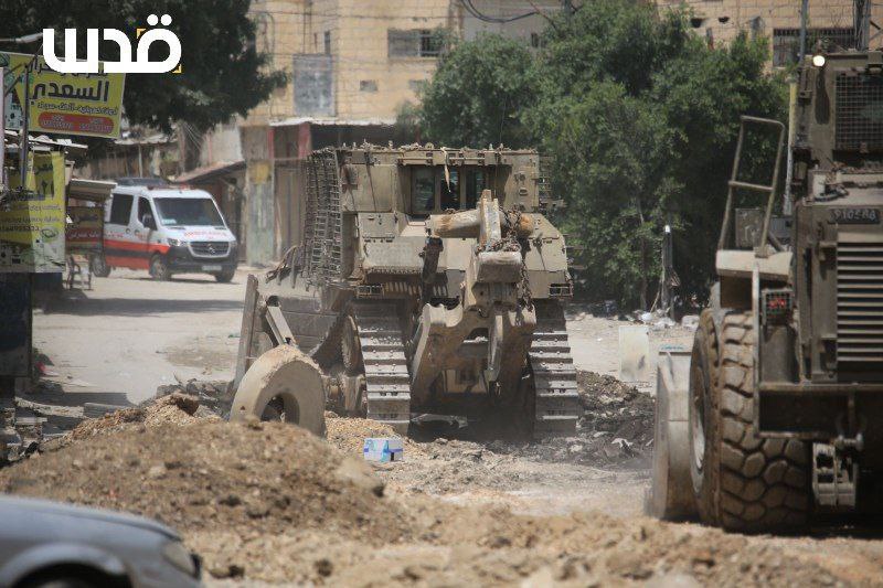 AnggiCartwheel's tweet image. Lihat ini buldozer Israel terus menerus merusak infrastruktur di sekitar kamp Jenin, jangan tanya dimana Hamas, mereka disitu sedang berusaha  melawan mengusir penjajah Israel.