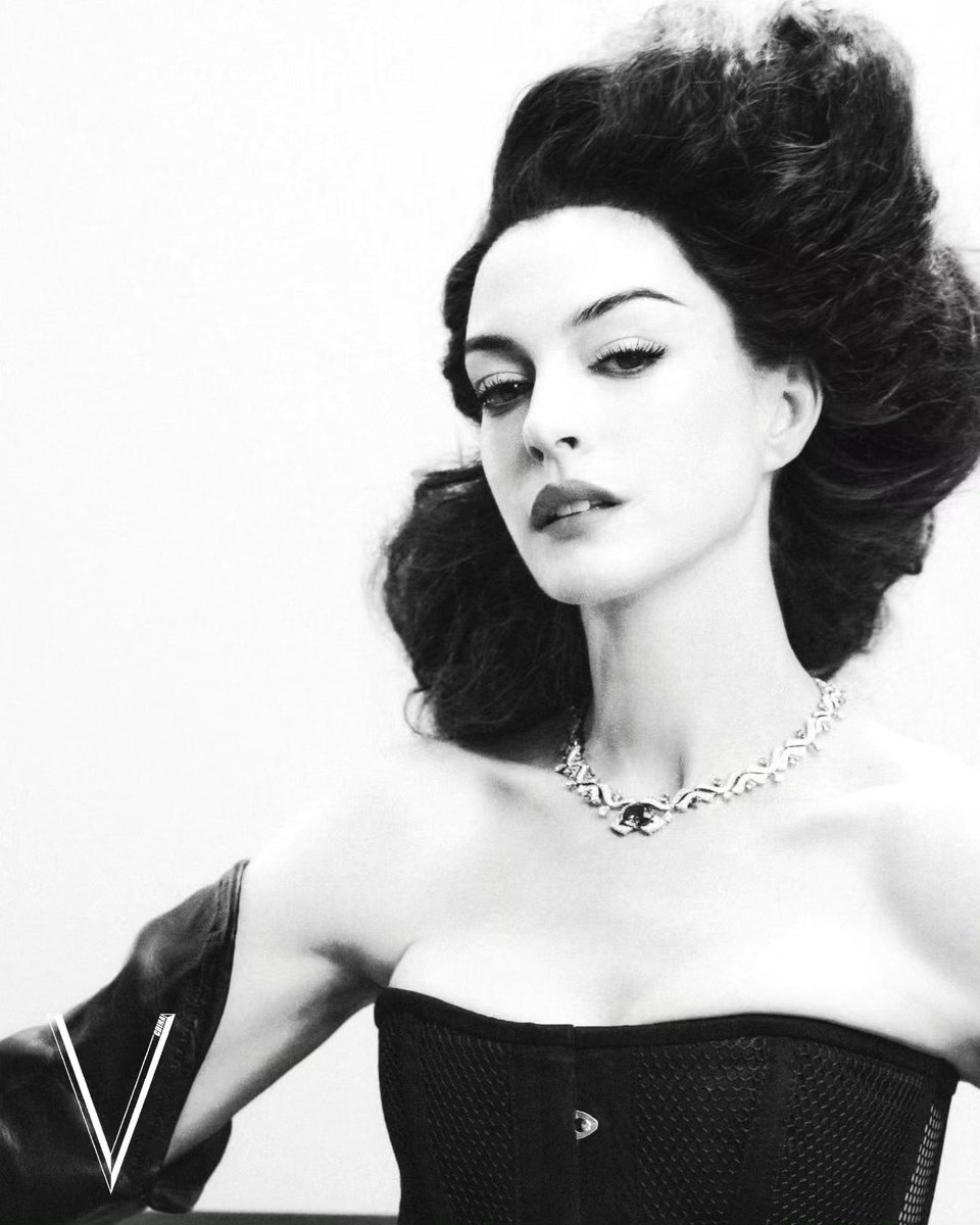 AnneeJHathaway's tweet photo. V MAGAZINE CHINA✨
#AnneHathaway https://t.co/UqWV5j2bjp