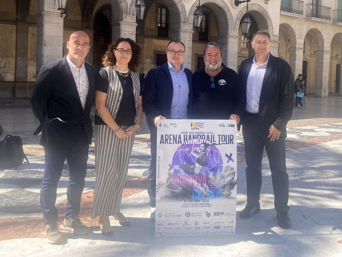 📸 Presentado el cartel del #Arena1000 de Vilanova i la Geltrú, primera cita del calendario del #ArenaHandballTour, con la presencia del alcalde de la localidad (@ajuntamentvng), Juan Luis Ruiz (@juanluisruizvng) 📅 7, 8 y 9 de junio 🏖️ Playa de Adarró #BalonmanoPlaya